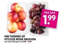 nectarinespitloze rode druivennectarines of pitloze rode druiven