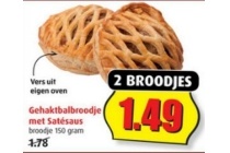 gehaktbroodje met satesaus