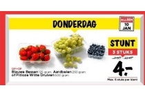 blauwe bessen aardbeien of pitloze druiven