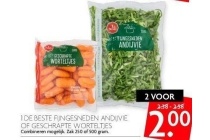 1 de beste fijngesneden andijvie of geschrapte worteltjes