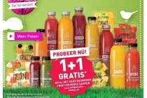 al het vers gesneden fruit en verse sappen