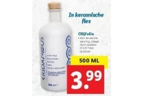 olijfolie in keramische fles