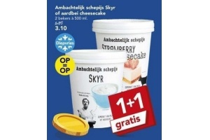 ambachtelijk schepijs skyr of aardbei cheesecake