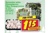 gesneden witte champignons fijne soepgroenten of slamelange