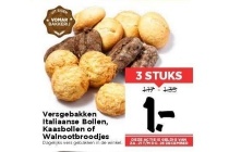 versgebakken italiaanse bollen kaasbollen of walnootbroodjes