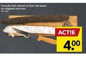 carsodo fuet naturel en fuet met peper op snijplank met mes