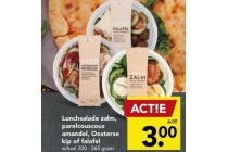 lunchsalade zalm parelcouscous amandel oosterse kip of salade