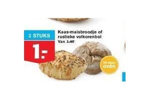 kaas maisbroodje of rustieke volkorenbol