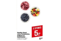 healthy hand verse fruitsalades yoghurt of rauwkosten