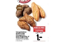 versgebakken ruitbroodje meergranen demi baguette of walnootbroodje