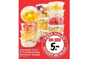 gesneden fruit of ambachtelijke rauwkost salade