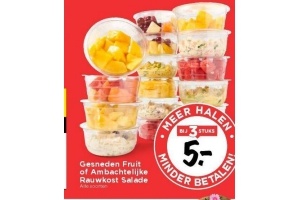 gesneden fruit of ambachtelijke rauwkost salade